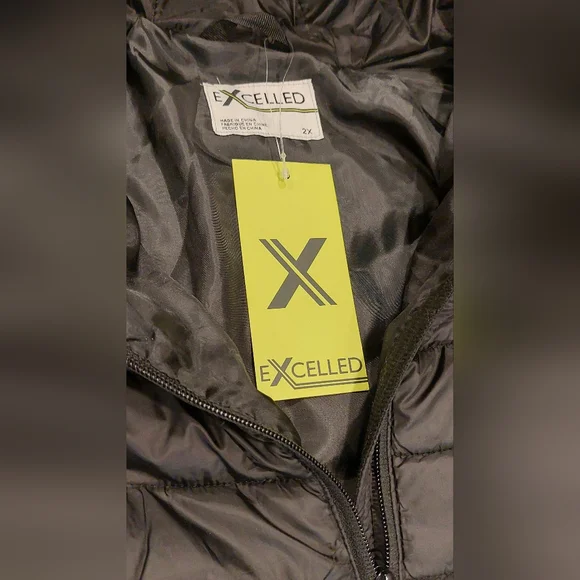 Sleek Black Hooded Puffer Jacket - Picture 7 of 7